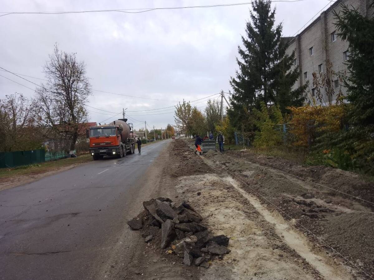 В поселке Локоть Брасовского района строят тротуары