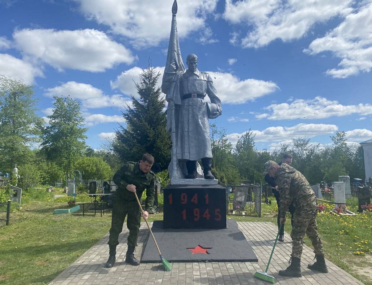 Брянские следователи привели в порядок воинский мемориал в Мглине