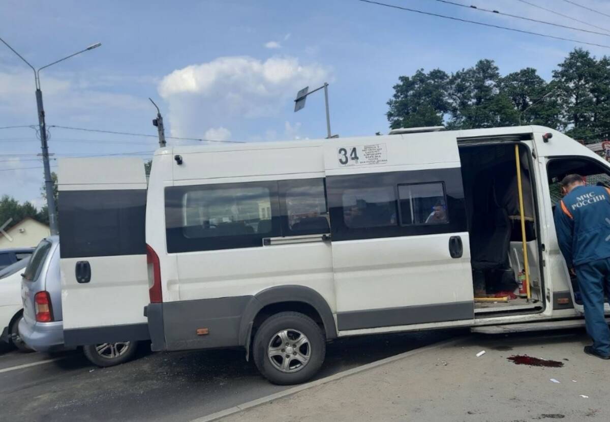 В Брянске на проспекте Московском в ДТП с маршруткой пострадали 8 человек |  24.06.2023 | Брянск - БезФормата