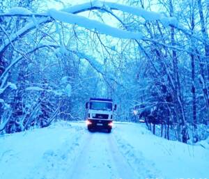 Очередной мусоровоз застрял в снегу по дороге в брянское село Лесное