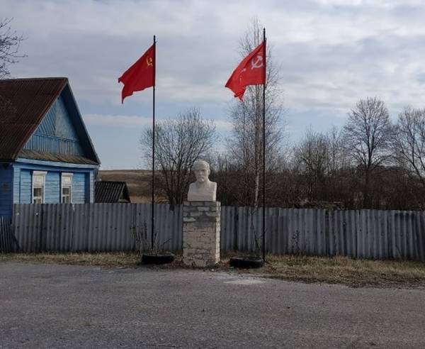 В брянском селе заметили уникальный памятник Ленину