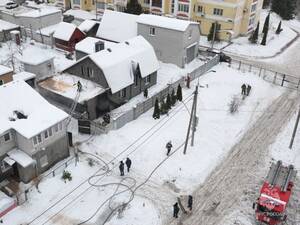 В Брянске вблизи школы вспыхнул гараж, выезжали спасатели