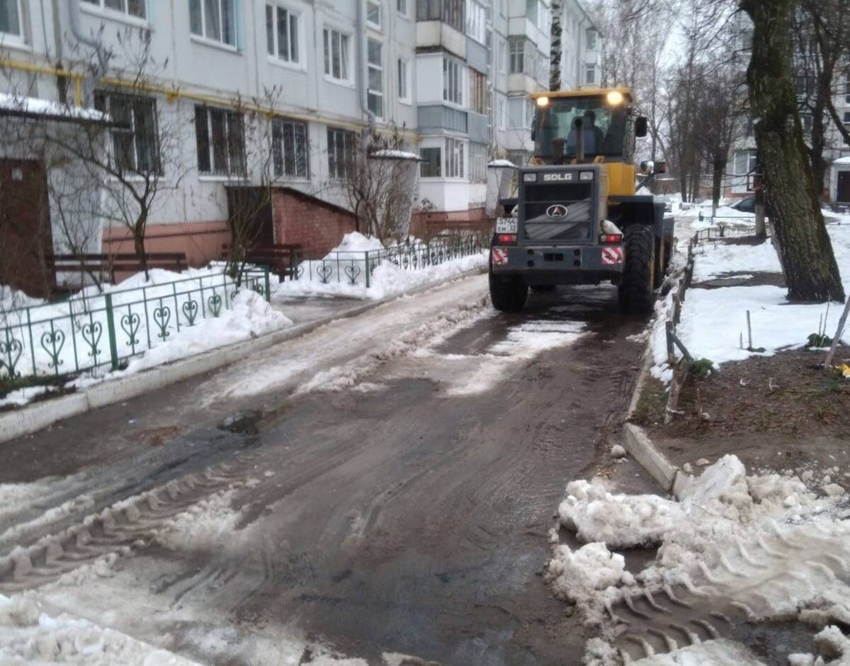 В Бежицком районе Брянска очищают дворы от снега и наледи | 20.12.2023 |  Брянск - БезФормата