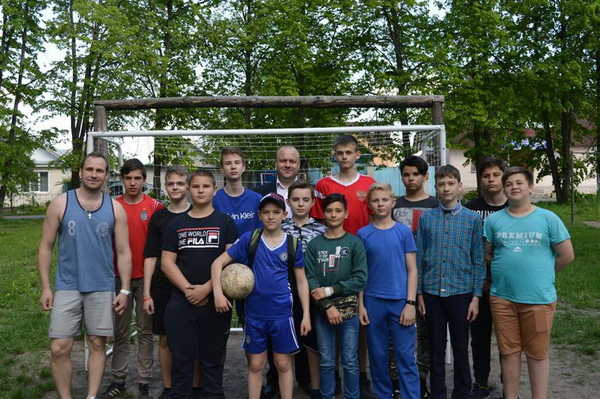 Брянский депутат Пешехонов подарил юным футболистам ворота