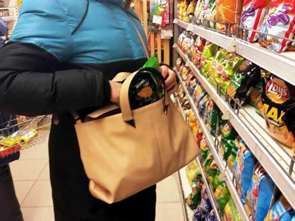 В Брянске продавец супермаркета украл карту и женщины и оплатил свои покупки