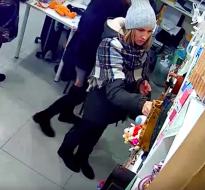 В Брянске воровство девушки в магазине сняли на видеокамеру