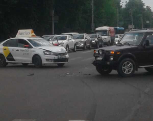 В Брянске машина «Яндекс.Такси» столкнулась с внедорожником «Нива»