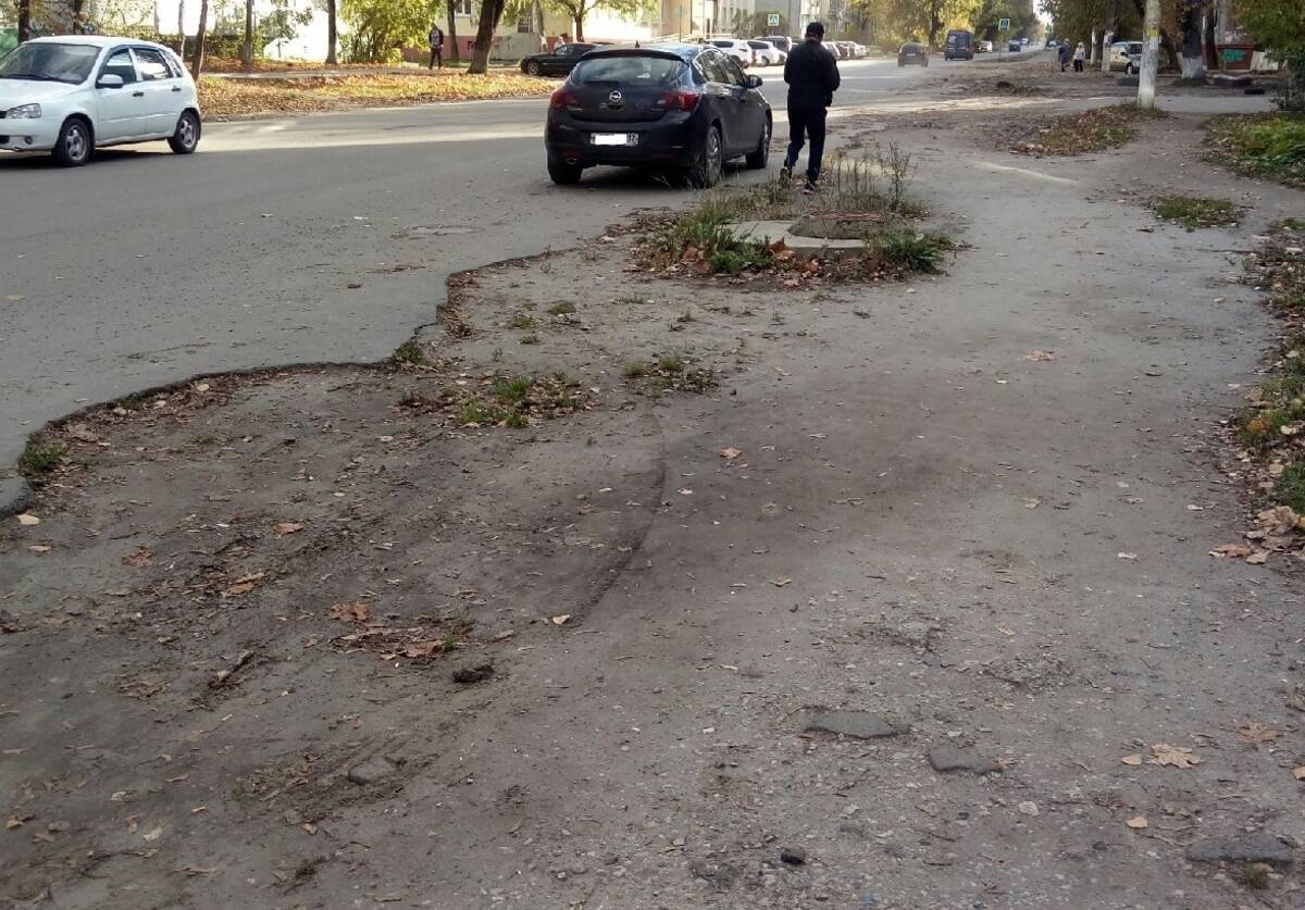 Молодая гвардия 18 брянск. Люди на тротуаре.