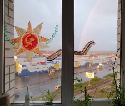 Брянские школьники на самоизоляции украшают «Окна Победы»