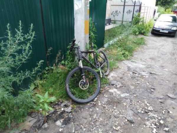 В Брянске 33-летний мужчина на велосипеде протаранил иномарку