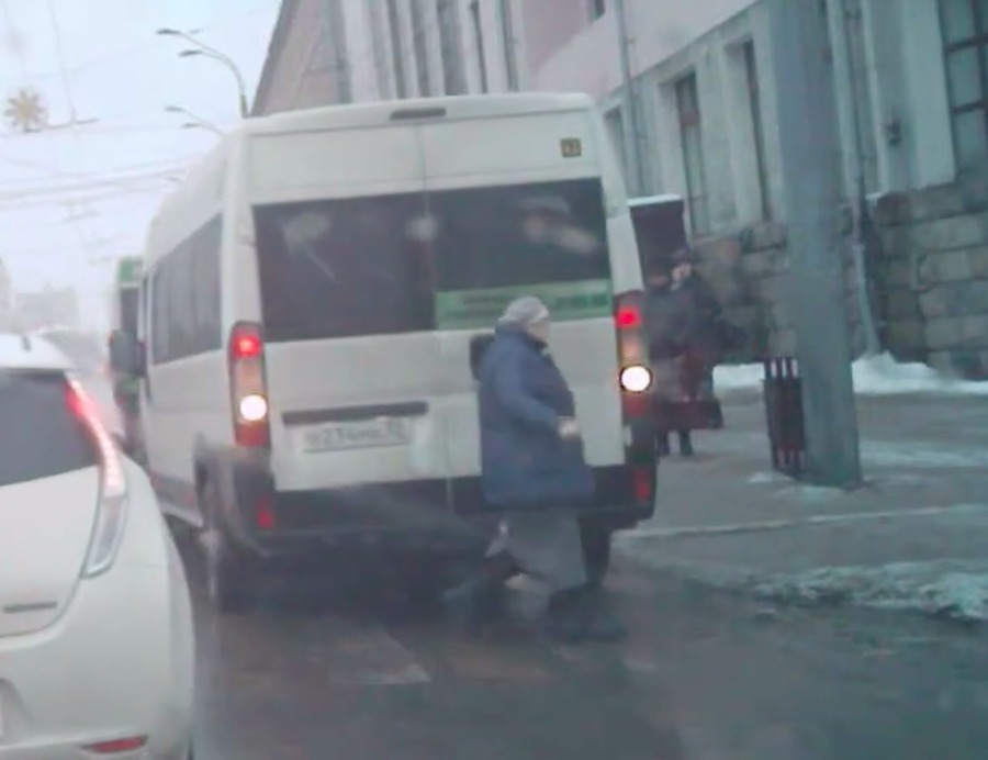 В Брянске оштрафовали едва не сбившего женщину водителя маршрутки №42