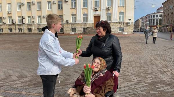 В Брянске волонтеры поздравили дам с Международным женским днем