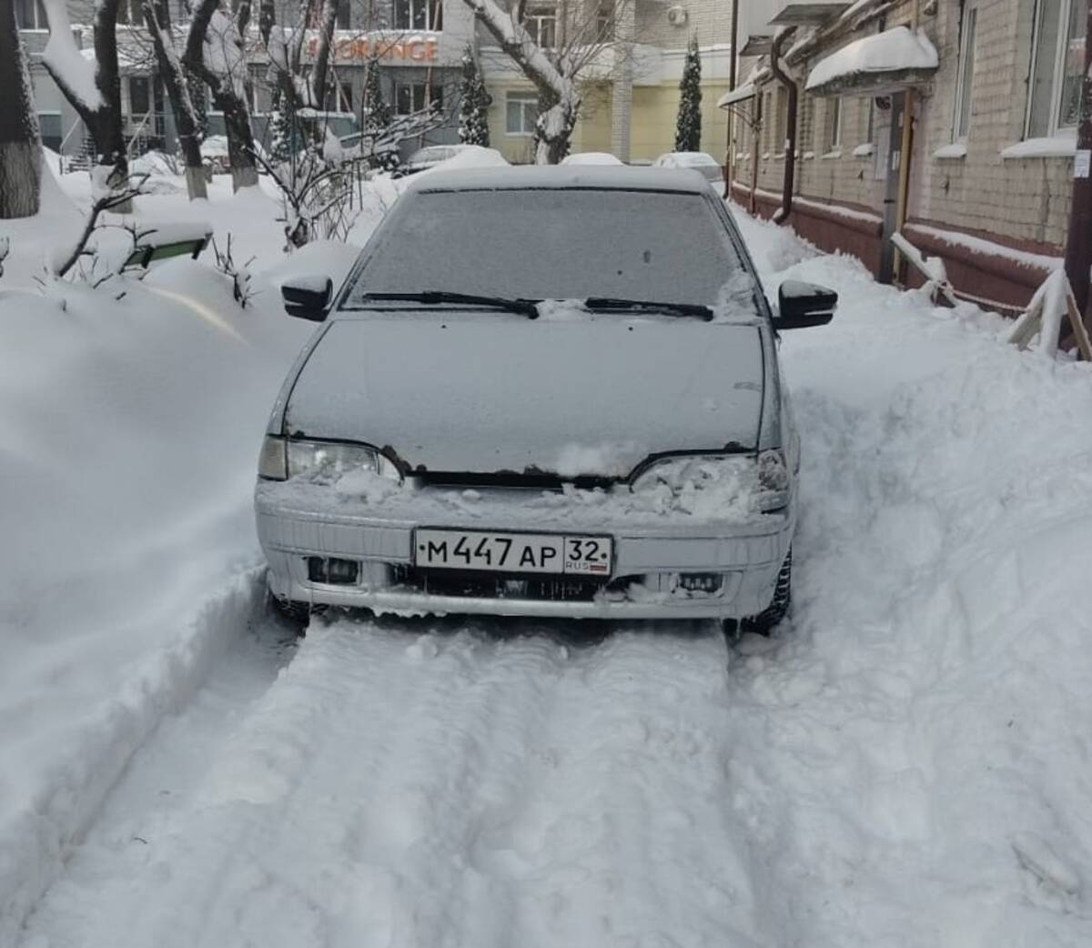 В Брянске на Дуки коммунальщики не смогли почистить заваленный снегом двор