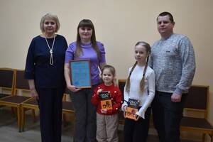 В Дятьковском районе вручили свидетельство на жилье семье с двумя детьми