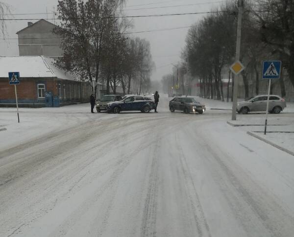 В Новозыбкове на заснеженной обледенелой дороге произошло ДТП