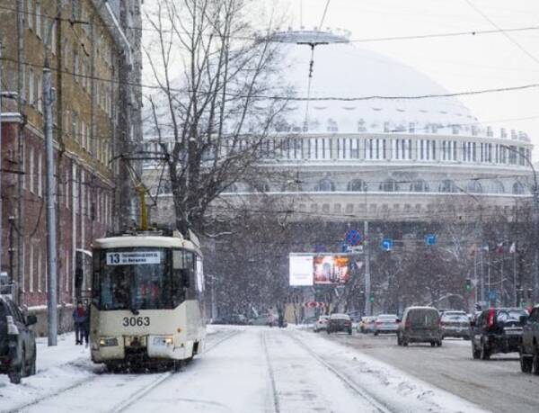 В Новосибирске водитель трамвая высадил пассажиров из-за обеда