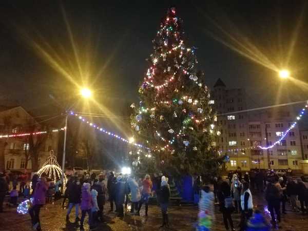 В Брянске в новогоднюю ночь главную елку посетили 3 тысячи человек