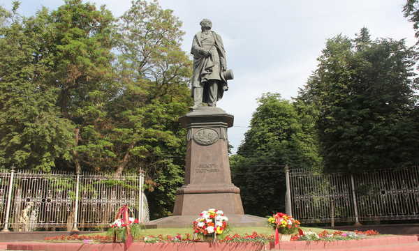 В Брянске возложили цветы к памятнику Фёдору Тютчеву