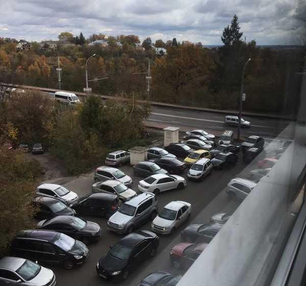 В Брянске случился автомобильный хаос на парковке Ростелекома