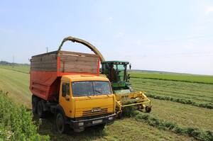 В Комаричском районе полным ходом идет заготовка кормов для скота