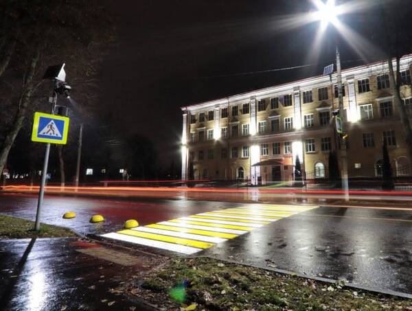 На улице Горького заработал первый проекционный пешеходный переход в Брянске