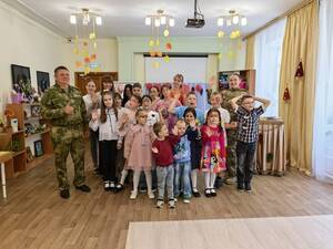 Брянским детям пожелали расти законопослушными и подарили канцелярию