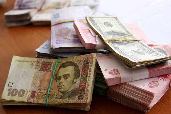 Украинец пытался провезти через Брянск 10,5 тысяч долларов