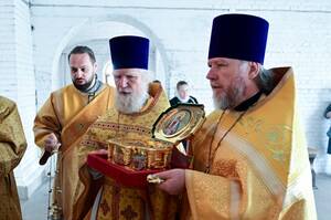 Верующие Брянска встречают мощи святителя Тихона в Свенском монастыре