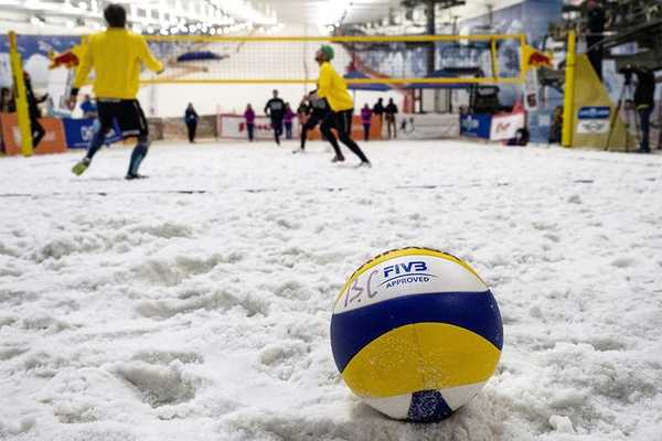 Брянская команда борется за победу в Кубке России по волейболу на снегу 