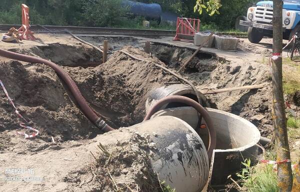 В Брянске на Краснофлотской дорожники ремонтируют водопропускную систему