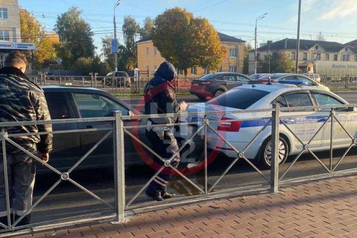 В Брянске на проспекте Московском автомобиль врезался в машину ДПС