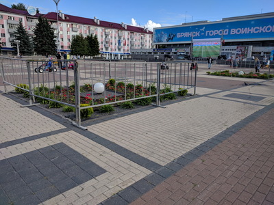 В Брянске к битве Россия - Хорватия поставили туалеты и огородили цветы