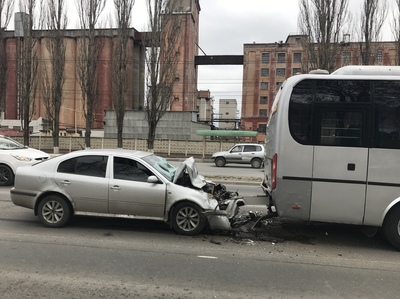 В Брянске пьяный водитель «Шкоды» врезался в автобус с детьми