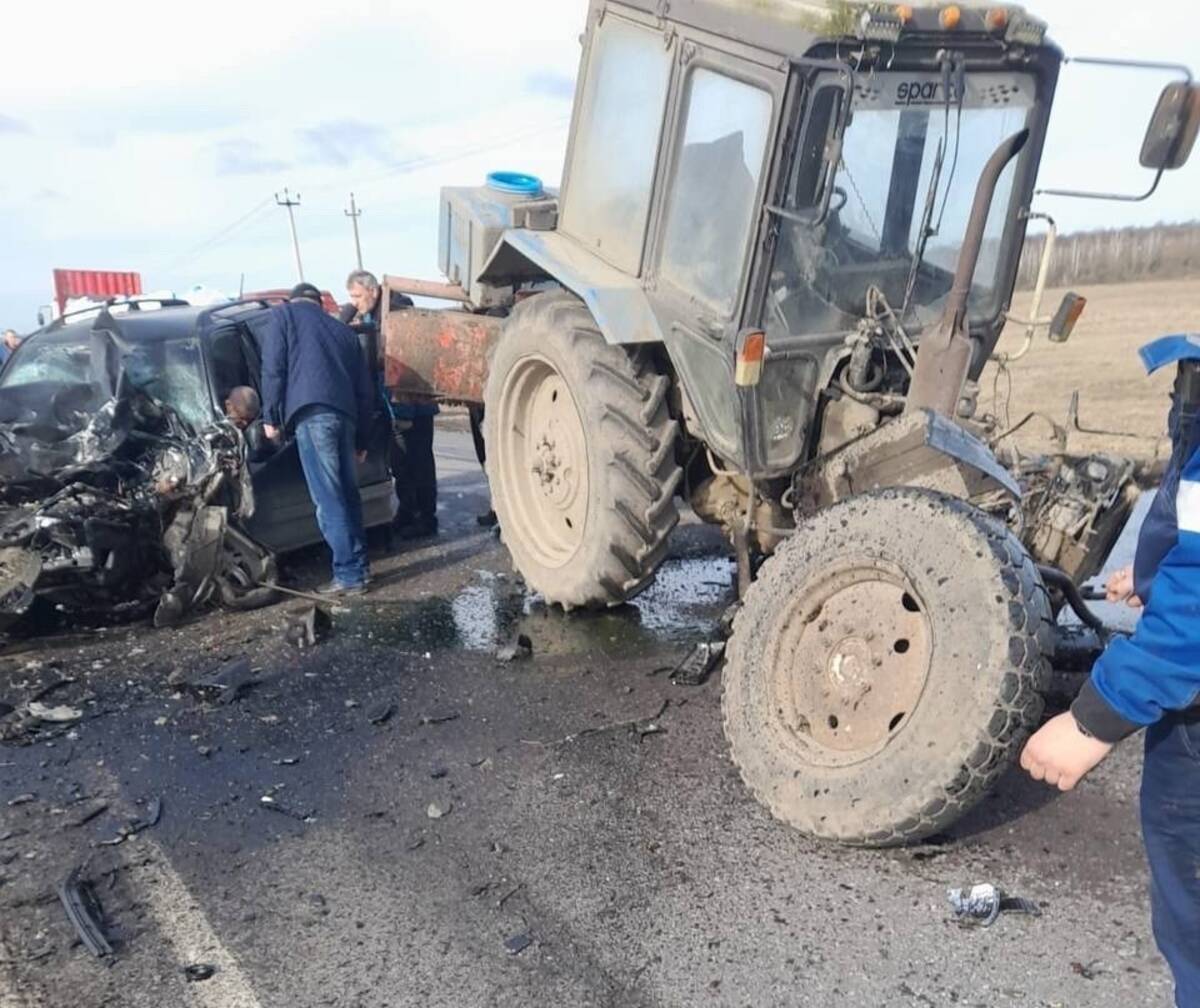 На брянской трассе в страшное ДТП попали трактор и легковушка