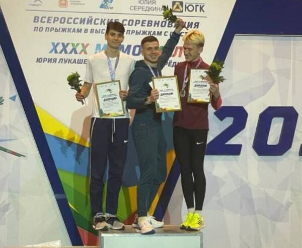 Брянский прыгун Илья Иванюк одержал первую победу в новом году