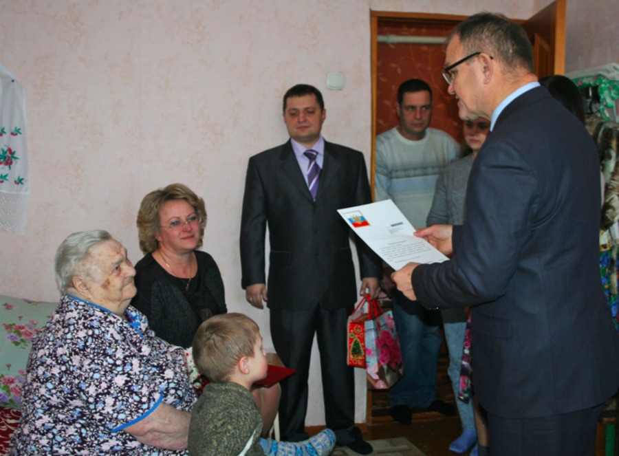 Замгубернатора поздравил 95-летнюю жительницу брянской деревни