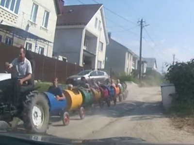В Брянске на «горке нищих» сняли на видео веселый паровозик