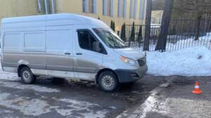 В Фокино под колеса фургона попала 88-летняя пенсионерка