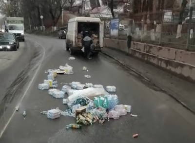 В Брянске из микроавтобуса на дорогу выпал товар на улице Калинина