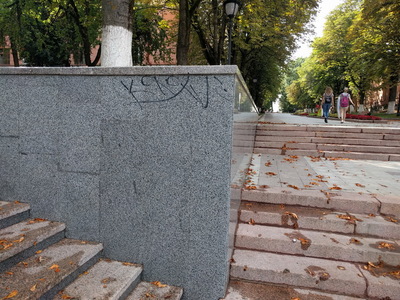 В Брянске вандалы испортили новую лестницу к Набережной