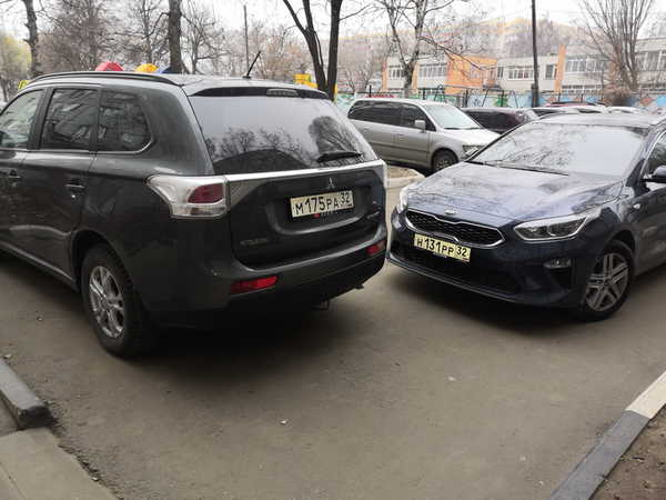 В Брянске автохамы перекрыли вход в подъезд на улице Медведева 