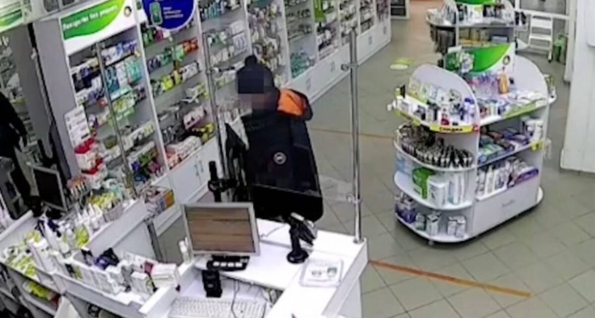 В Брянске 25-летняя уголовница обокрала аптеку