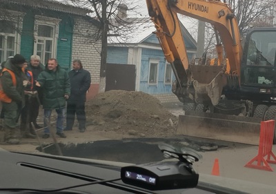 В Брянске автомобиль едва не рухнул в огромную яму на Красноармейской