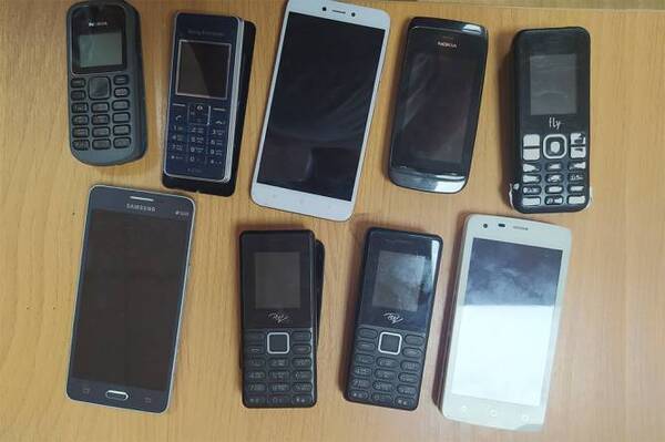 В Брянске парень попытался перебросить в колонию строгого режима 9 мобильников