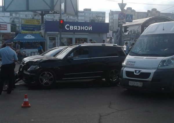 В Брянске пассажирка маршрутки №34 сломала нос в ДТП с легковушкой