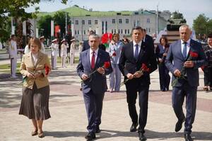 На площади Восстания прошла церемония возложения венков с участием Ковальчука