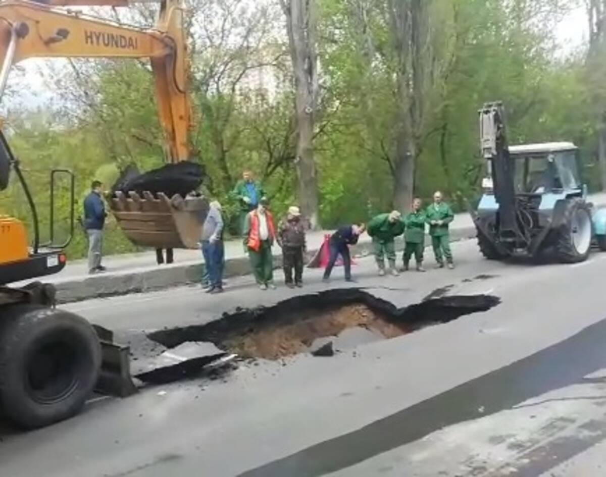 В Брянске из-за провала дороги на улице Урицкого изменили маршруты автобусов