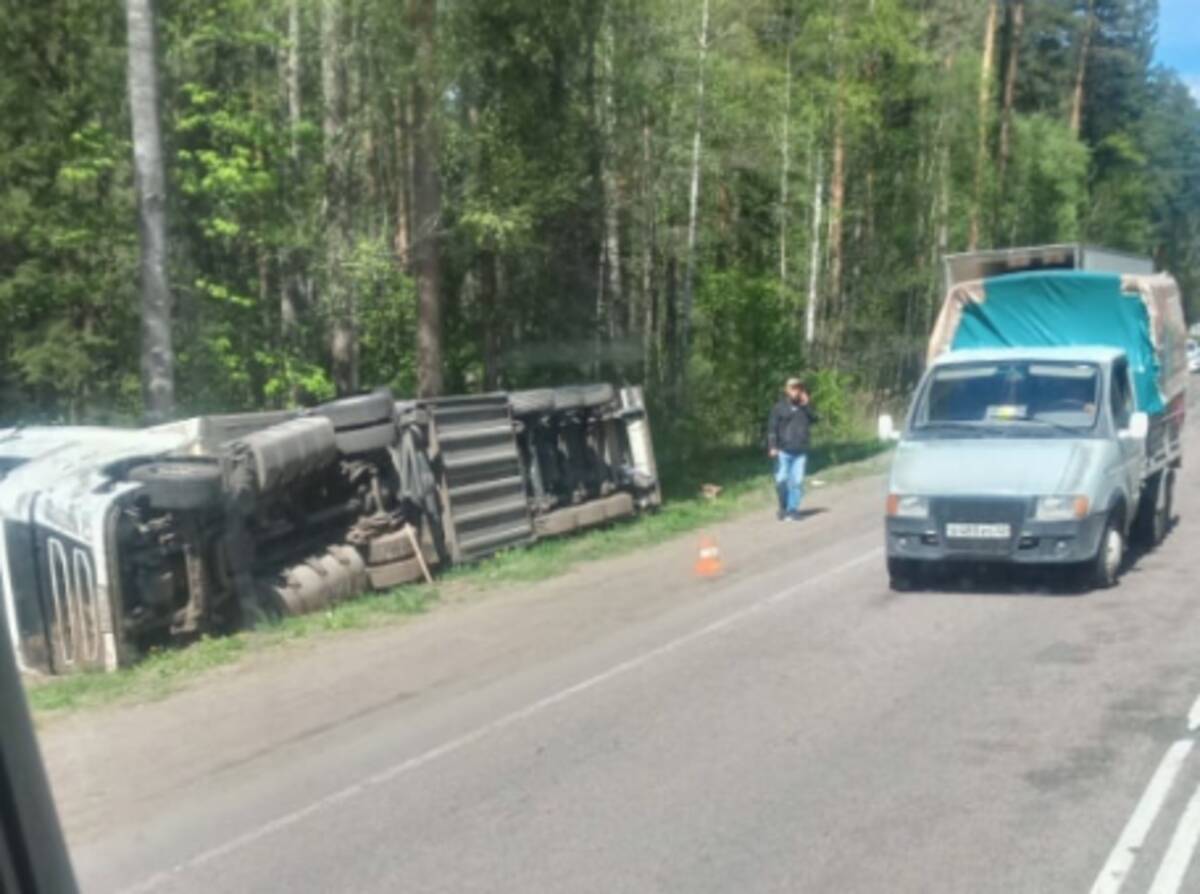 Под Брянском на объездной дороге перевернулась фура