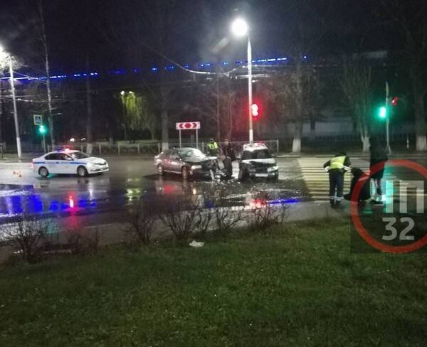 В Брянске на перекрестке возле БГУ разбились два легковых автомобиля