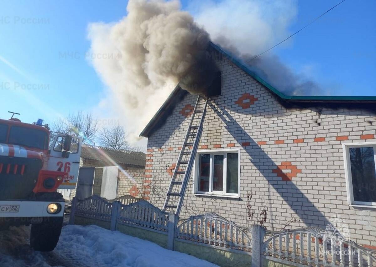 В Выгоничах Брянской области сгорел жилой дом: пострадали два человека